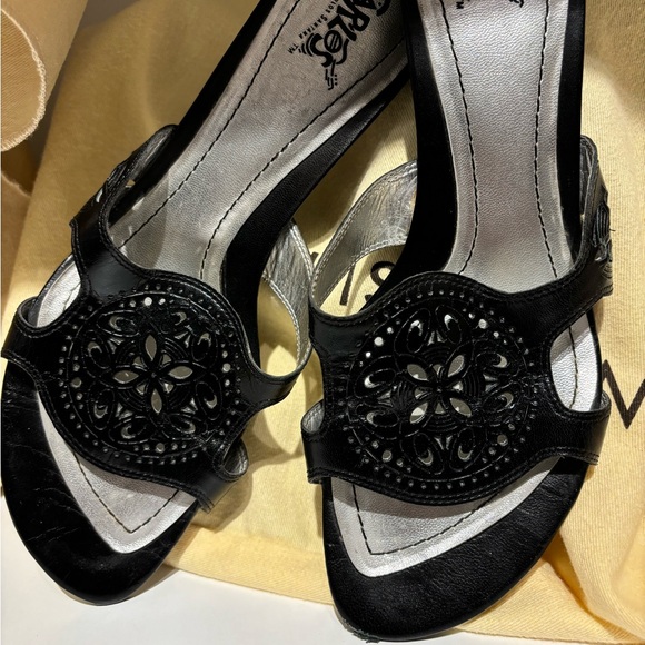 Carlos Santana Slingback Leather Sandal
Sexy style
Real leather
Wood 3” heel - Picture 2 of 9